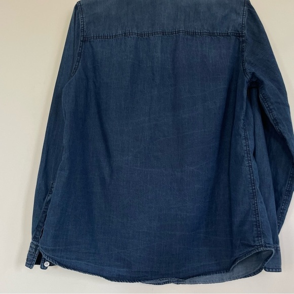 Torrid Taylor Medium Wash Denim Button-Down Shirt in 00 (Medium/Large Size 10) - Picture 14 of 16